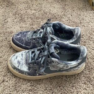 Women size 6 or kids size 4 sneakers. Usual wear